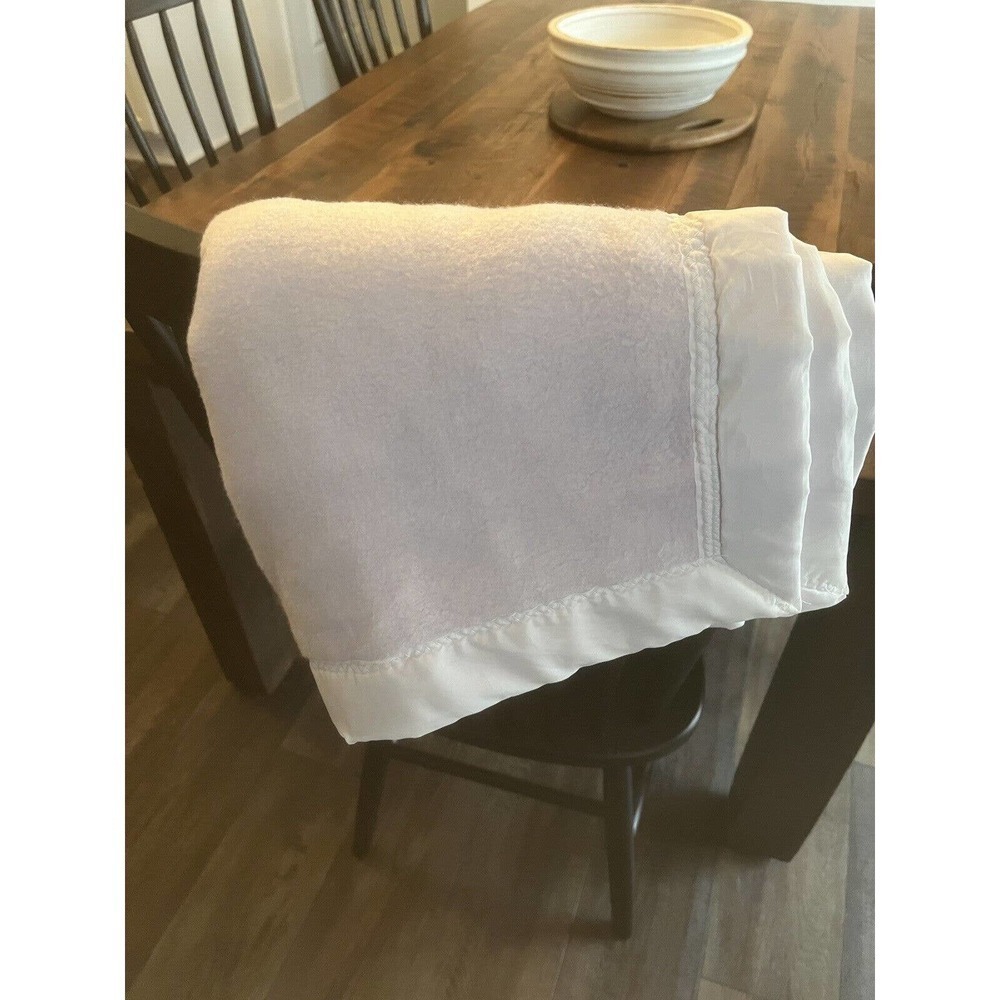 EUC Vintage Lavender Fleece Acrylic Baby Blanket Nylon Trim 42x42